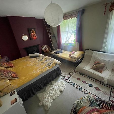 Homestay In The Heart Of Avalon Гластонбері Екстер'єр фото