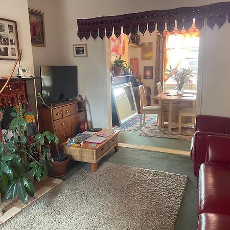 Homestay In The Heart Of Avalon Гластонбері Екстер'єр фото